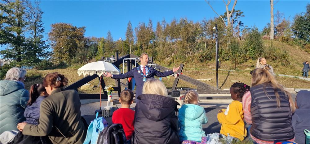 Ordfører Nils Konrad Bua åpner Eventyrhaugen - Klikk for stort bilde