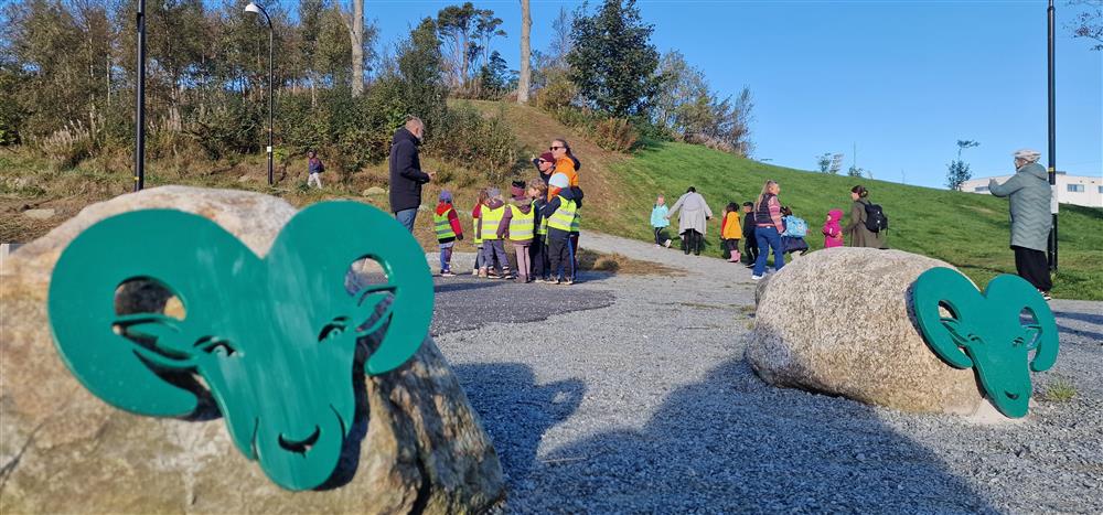 Bilder tatt i forbindelse med nypåpning av eventyrpark og lekeparken ved Hollenderhaugen september 2024. - Klikk for stort bilde